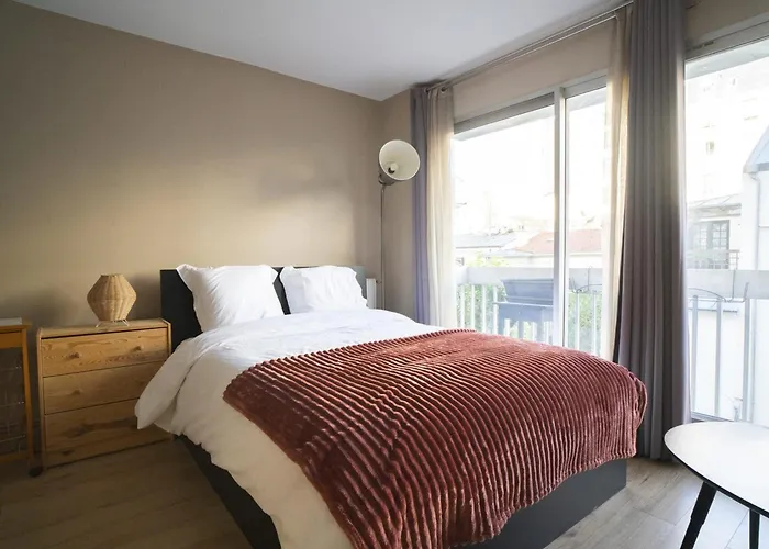 Glamour Studio With Balcony In Paris 14Th